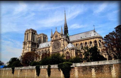 Authentic and Large 1 bdr Flat - Facing Notre Dame