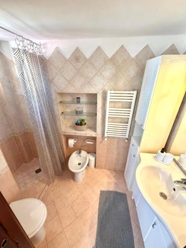 a bathroom with a toilet and a sink at Le Statuine Dimore Diffuse in Barletta