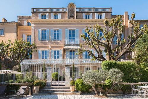 an old building with a staircase in front of it at La Madone in Apt