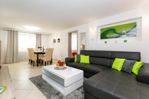 Apartment Sanja in center of Malinska