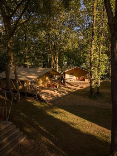 a tent in the middle of a forest with trees at Gooise Heide in Huizen