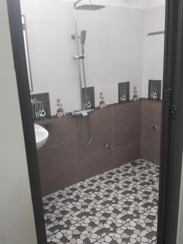 a bathroom with a shower and a sink at PHƯƠNG LƯU Hotel in Văn Lâm