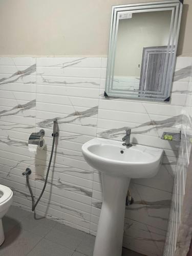 a bathroom with a sink and a mirror at Hotel Paradise in Neihdawn