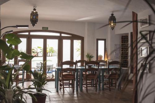 a dining room with a table and chairs at Hotel Los Castaños in Cartajima