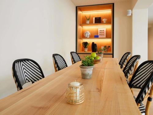 a conference room with a long wooden table and chairs at Mercure Grand Hôtel Metz Centre Cathédrale in Metz