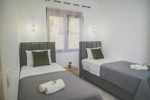 two beds sitting next to each other in a bedroom at Vikanto Stay in Ulcinj