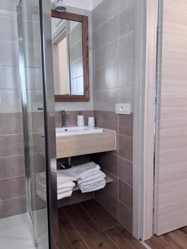 a bathroom with a sink and a mirror at aliseo in Olbia