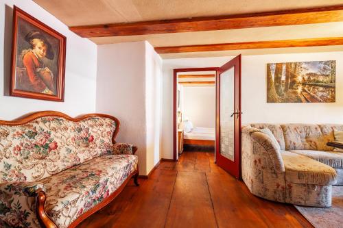 a living room with a couch and a painting at Zeitreise in Lübbenau