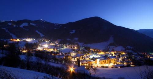 a town lit up at night in the mountains at Appartement Panorama Loft in Bad Kleinkirchheim