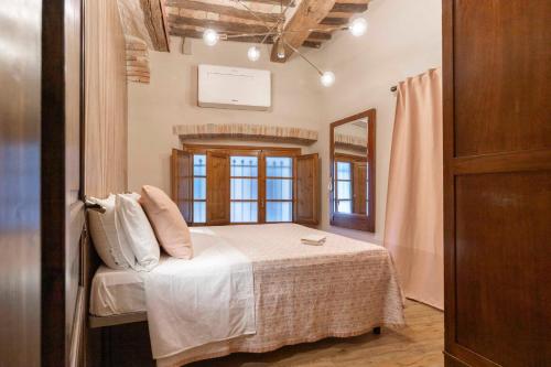 a bedroom with a bed and a window at Il Poggiarello in Chianni