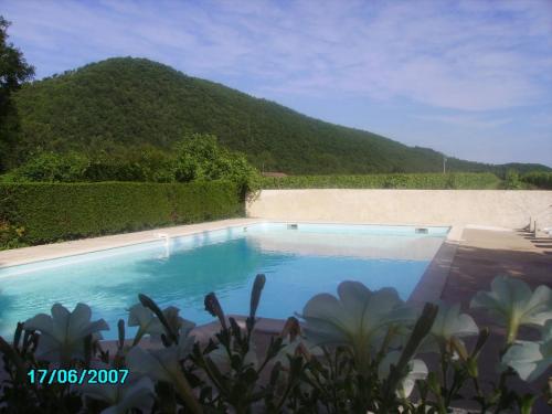 a swimming pool with a mountain in the background at Camping 3 étoiles - Piscine - ccbgbeh in Puy-lʼÉvêque