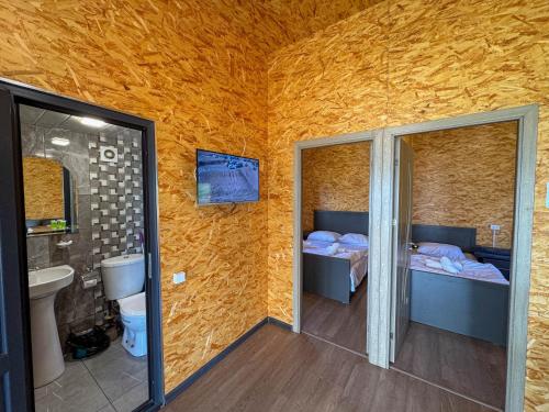 una stanza con due letti e un bagno di Nirok a Sevan