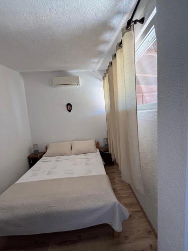 ein kleines Schlafzimmer mit zwei Betten und einem Fenster in der Unterkunft Guesthouse Donko 1 & 2 in Senj