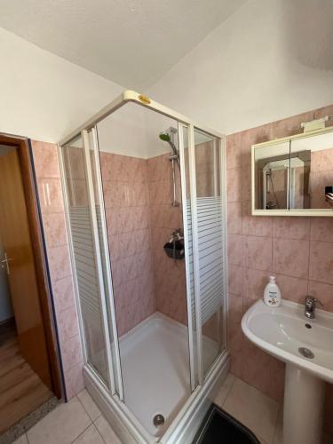 ein Badezimmer mit Dusche und Waschbecken in der Unterkunft Guesthouse Donko 1 & 2 in Senj
