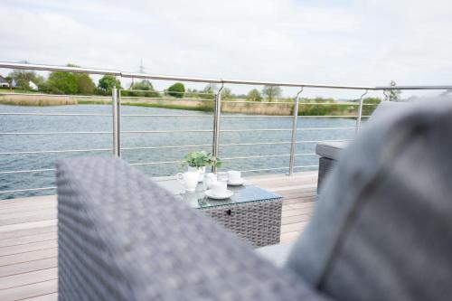 a balcony with a view of a body of water at Hausboot Kajüte am Nixensteg Am Wangermeer mit Hund in Wangerland