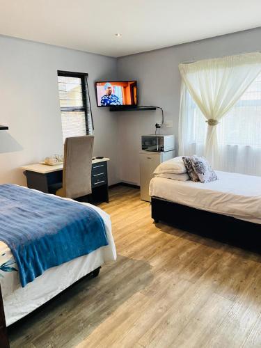 เตียงในห้องที่ The Valley Guest House