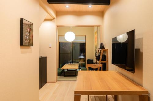 鶴Inn 鶴橋駅徒歩7分 難波 梅田 天王寺 関西空港 奈良へ直通 贅沢な和モダン一軒家 花栖居