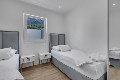 Knezović Apartment with Sea View