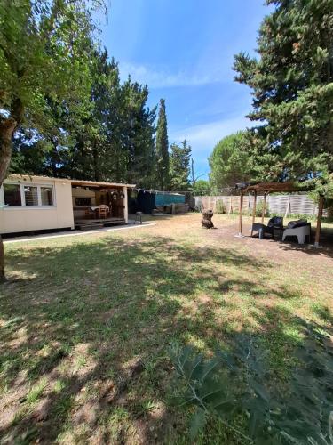 a yard with a house and a pavilion at Côté plage in Vias