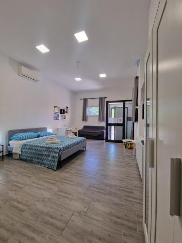 ein Schlafzimmer mit Bett und ein Wohnzimmer in der Unterkunft Via Contu in Iglesias