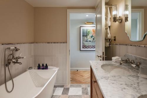 The Athenaeum Hotel & Residences photo 78