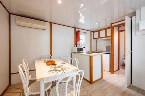 a kitchen and dining room with a table and chairs at Camping 4 étoiles - Piscine - ccbfhbf in Badefols-sur-Dordogne