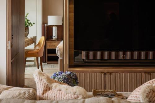The Athenaeum Hotel & Residences photo 80