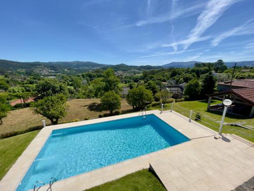 an overhead view of a swimming pool in a yard at Quinta do Eirô in Fonte Arcada
