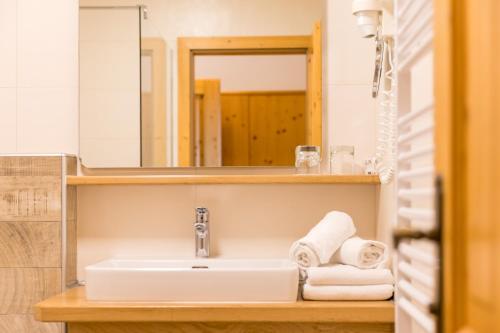 a bathroom with a sink and a mirror at Weingut Peter Skoff - Domäne Kranachberg in Gamlitz