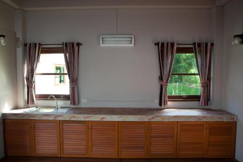 Virtuvė arba virtuvėlė apgyvendinimo įstaigoje Chiangmai Royal Creek Hotel