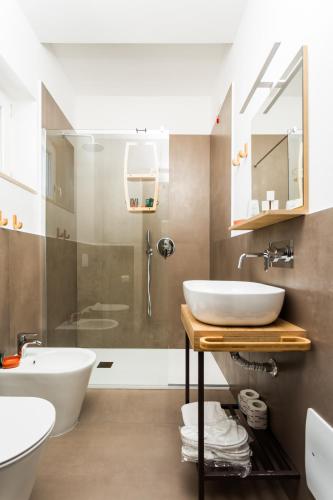 a bathroom with a sink and a shower at Vulcanica By Dimorra in Pozzuoli