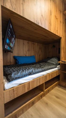 a bunk bed in a room with wooden walls at TheSnoozzze Boardinghouse Winsen - Monteur Apartments in Winsen
