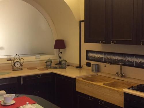 uma cozinha com pia e bancada em Loft Piazza Università em Catânia