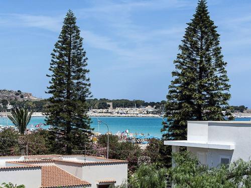 サン・ヴィート・ロ・カーポにあるLovely holiday home in San Vito lo Capo on the beachの海岸前二本の高木