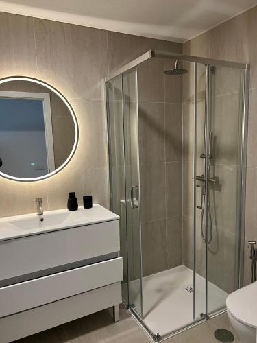 a bathroom with a shower and a sink at casa da Inês in Vieira de Leiria