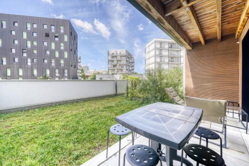 Maison duplex moderne avec parking et terrasse (moyenne durée)