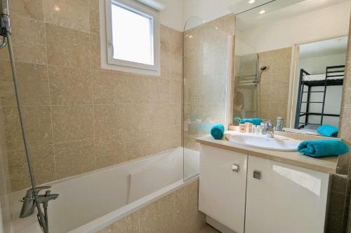 Apartment of 70 m with shared pool in Hyères