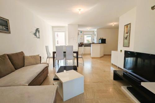 Apartment of 70 m with shared pool in Hyères