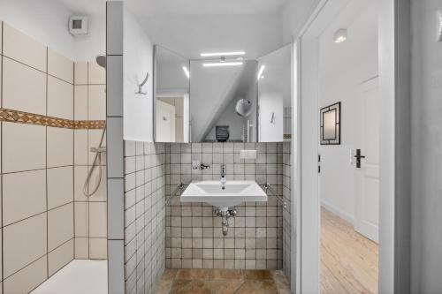 a bathroom with a sink and a mirror at Wattkieker-Stedum in Rantum