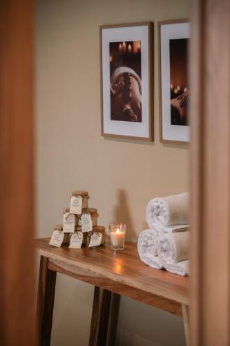 ein Tisch mit einer Kerze und Handtüchern darauf in der Unterkunft Mareta View - Boutique Bed & Breakfast in Sagres