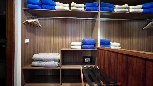 a room with a closet with blue and white towels at Hotel Savoy Excellence in Campos do Jordão