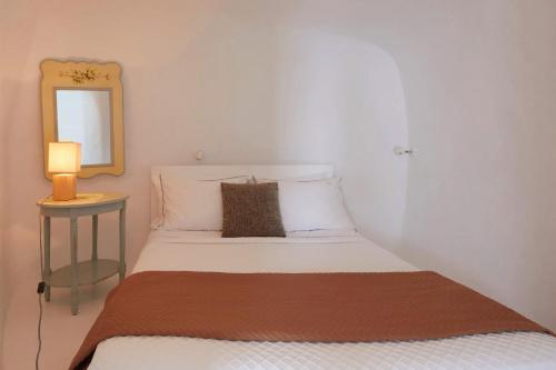 Villa Felicitous Oia Santorini Caldera Views Outdoor Hot Tub Sleeps 3