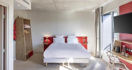 En eller flere senge i et værelse på Best Western 11BAUER Paris Saint-Ouen
