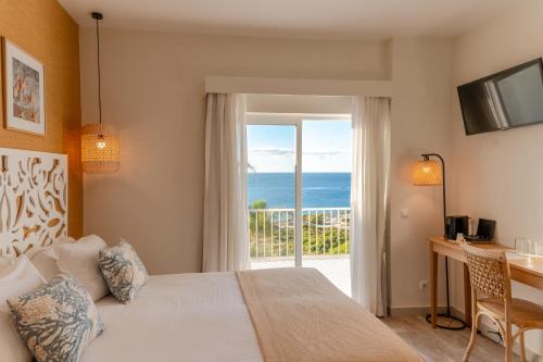 ein Schlafzimmer mit Bett und Meerblick in der Unterkunft Mareta View - Boutique Bed & Breakfast in Sagres