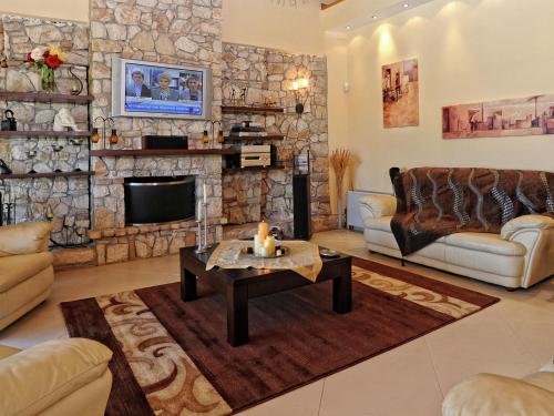 un soggiorno con parete in pietra di Villa in Corfu with Pool and Panoramic Views a Gouviá