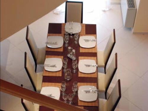 tavolo da pranzo con piatti bianchi e posate di Villa in Corfu with Pool and Panoramic Views a Gouviá