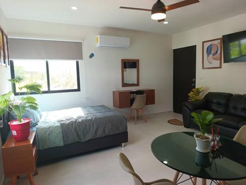 a bedroom with a bed and a living room at Loft Elegante Comodo 2 personas in Mérida