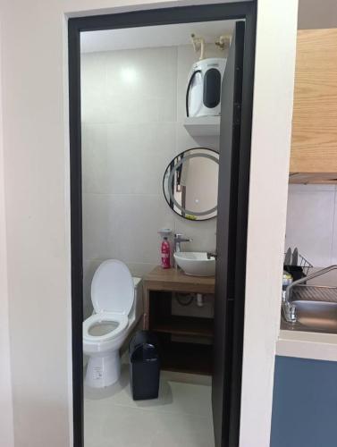 a bathroom with a toilet and a sink and a mirror at Loft Elegante Comodo 2 personas in Mérida