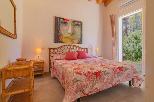 a bedroom with a bed and a painting on the wall at Villa Artistica in Trappola
