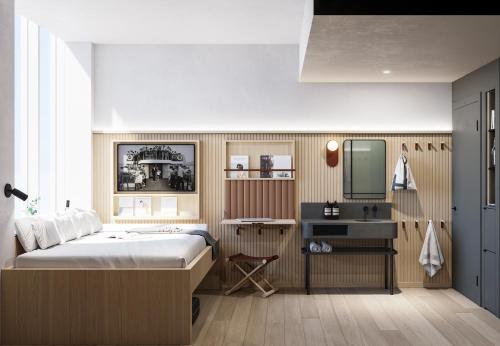 ein Schlafzimmer mit einem Bett, einem Schreibtisch und einem Spiegel in der Unterkunft Little Something Hotel NYC in New York